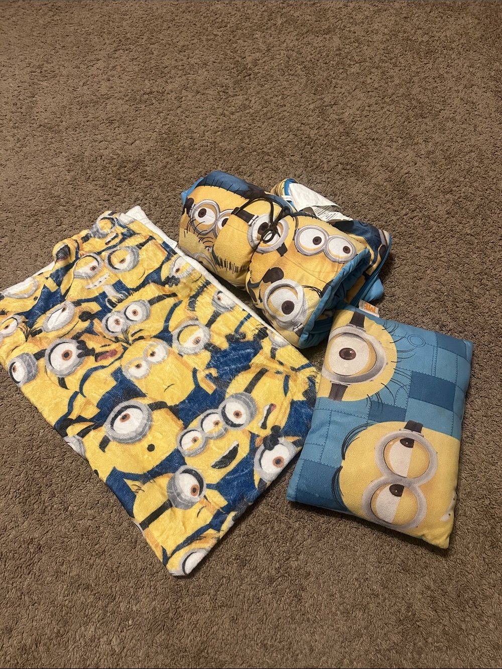 Minions sleeping bad with pillow and blanket set